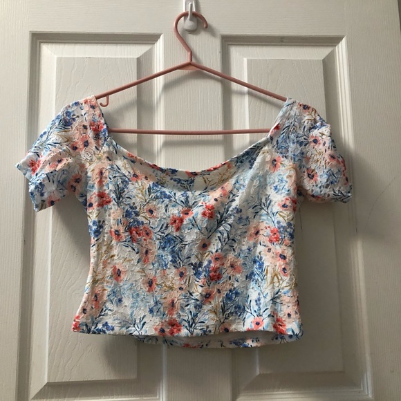 Hollister Floral crop top - Picture 2 of 3